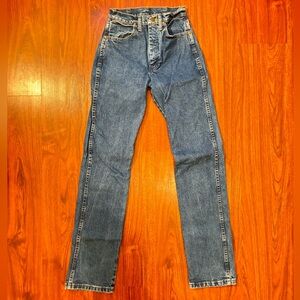 Dark wash women’s cowboy cut wranglers